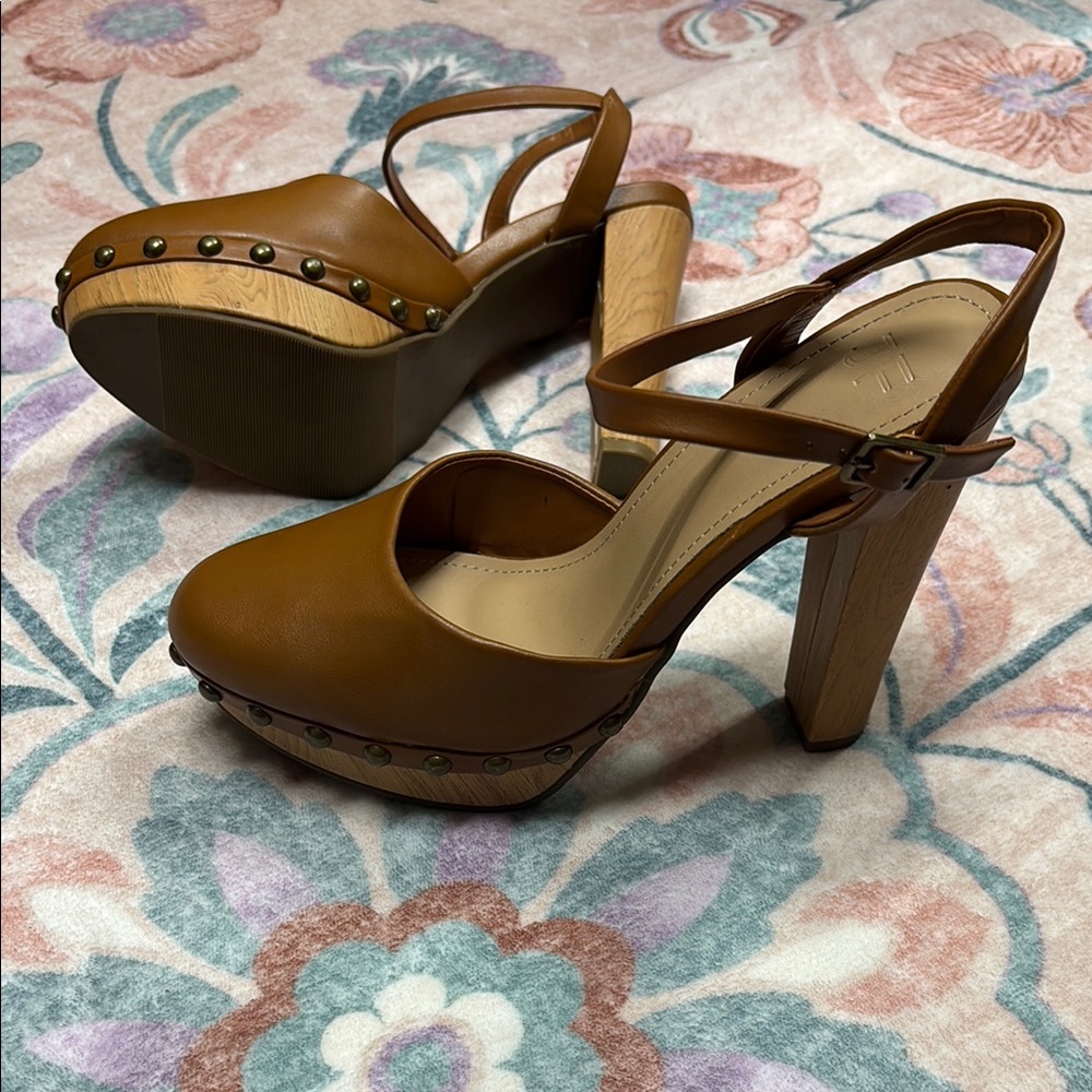 JUSTFAB
Maya Ankle-Strap Platform Pump